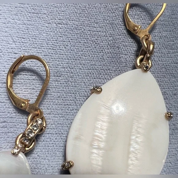 Large and light teardrop Mother of Pearl & Swarovski earrings - Picture 3 of 8